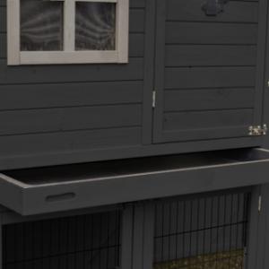 Der Hühnerstall Holiday Large verfügt über eine Kunststoff-Schublade.