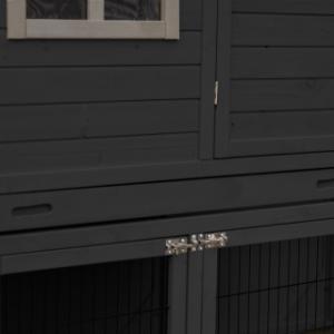 Der Hühnerstall Holiday Large verfügt über eine praktische Schublade, die die Reinigung erleichtert.