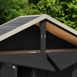 Der Hühnerstall Holiday Large verfügt über einen praktischen Stauraum unter dem Dach, der von vorne zugänglich ist.