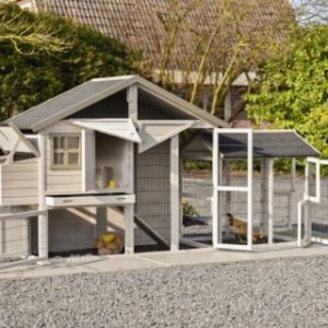 Hühnerstall Holiday Medium mit Legenest und zusätzlichen Auslauf | mit viele Türen