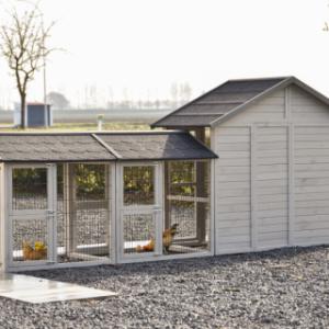 Eben gucken an der Rückseite von Hühnerstall Holiday Medium