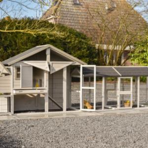 Der Hühnerstall Holiday Medium hat viele Öffnungen