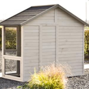 Der Kaninchenstall Holiday Medium ist ausgestattet mit ein Rückseite aus Holz