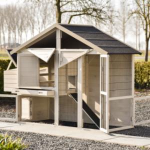 Der Kaninchenstall Holiday Medium hat große Türen