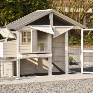 Der Kaninchenstall Holiday Medium hat große Türen