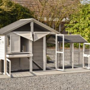 Der Kaninchenstall Holiday Medium hat große Türen