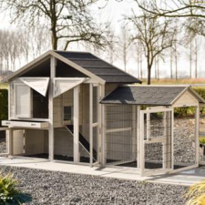 Der Kaninchenstall Holiday Medium hat viele Türen