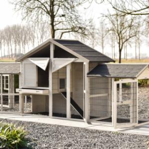 Der Kaninchenstall Holiday Medium hat viele, große Türen