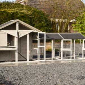 Der Kaninchenstall Holiday Medium hat viele Öffnungen