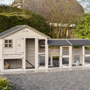 Der Kaninchenstall Holiday Medium ist erweitert mit 2 Ausläufe Space Medium