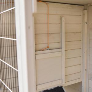 Der Schlafraum von Kaninchenstall Holiday Large kann von draußen abgeschlossen werden