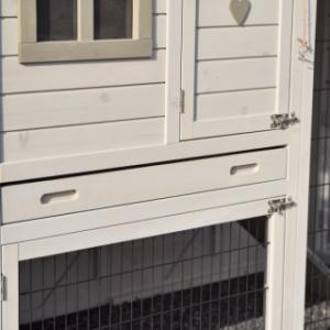 Der Kaninchenstall Holiday Medium ist ausgestattet mit ein Schublade