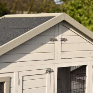 Der Hühnerstall Holiday Medium ist ausgestattet mit ein Spitzdach