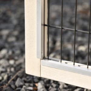 Der Kaninchenstall Holiday Large ist ausgestattet mit Aluminum Nageschutzstreifen