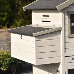 Der Kaninchenstall Holiday Medium ist erweitert mit ein Nistkaste