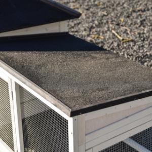 Das Dach des Auslaufs von Ambiance Small ist mit Dachpappe versehen