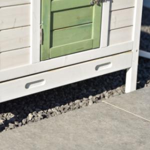 Der Ambiance Small verfügt über eine ausziehbare Kunststoffschublade