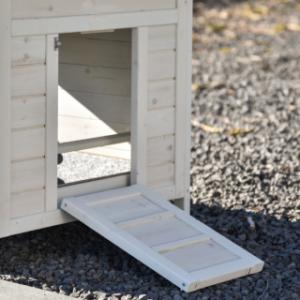 Die Tür des Schlafraums des Ambiance Small dient gleichzeitig als Laufplanke