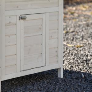 Die Tür des Schlafraums des Ambiance Small dient gleichzeitig als Laufplanke