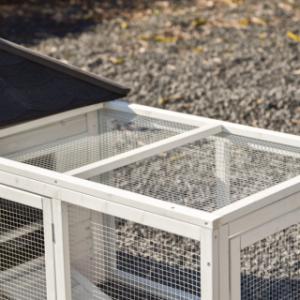 Das Dach des Auslaufs von Ambiance Small ist mit Drahtgitter versehen