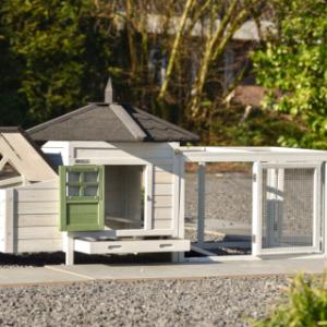 Durch die Türen im Stall und im Auslauf von Ambiance Small ist die Reinigung sehr einfach