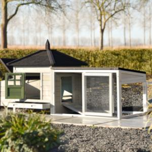 Durch die Türen im Stall und im Auslauf von Ambiance Small ist die Reinigung sehr einfach