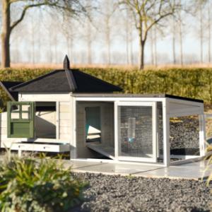 Durch die Türen im Stall und im Auslauf von Ambiance Small ist die Reinigung sehr einfach