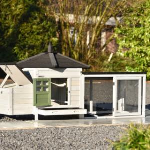 Durch die Türen im Stall und im Auslauf von Ambiance Small ist die Reinigung sehr einfach