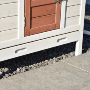 Der Ambiance Small verfügt über eine ausziehbare Kunststoffschublade