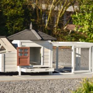 Durch die Türen im Stall und im Auslauf von Ambiance Small ist die Reinigung sehr einfach