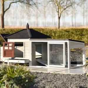 Durch die Türen im Stall und im Auslauf von Ambiance Small ist die Reinigung sehr einfach