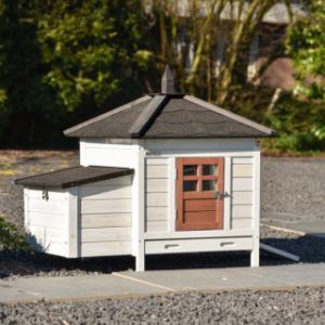 Ambiance Small mit der terrakottafarbenen Tür ist ein echter Blickfang im Garten