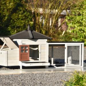 Durch die Türen im Stall und im Auslauf von Ambiance Small ist die Reinigung sehr einfach