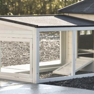 Anbaugehege Ambiance Small überdachtes Gehege mit Dachpappe ist eine Erweiterung für den Stall Ambiance Small