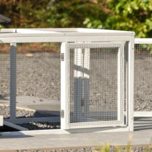 Anbaugehege Ambiance Small mit Drahtdach hat 2 Türen