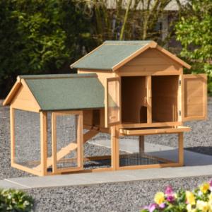 Kaninchenstall Action mit allen Türen und der Schublade geöffnet