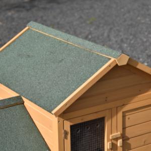 Das Dach des Hühnerstalls Action ist mit dunkelgrüner Dachpappe versehen