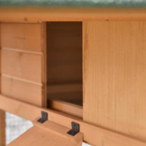 Der Schlafbereich und der Auslauf des Kaninchenstalls Action können voneinander getrennt geschlossen werden