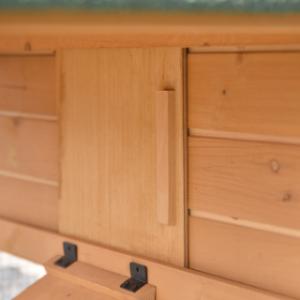 Der Schlafbereich und der Auslauf des Kaninchenstalls Action können voneinander getrennt geschlossen werden