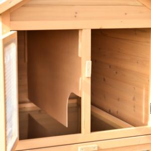 Im Schlafbereich des Kaninchenstalls Action befindet sich eine Trennwand