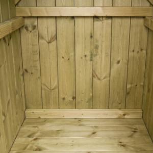 Eben gucken am Innenseite vom Spielhaus Dream