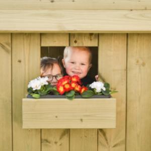 Spielhaus Dream ist mit einem Fenster und einem hübschen Blumenkasten ausgestattet