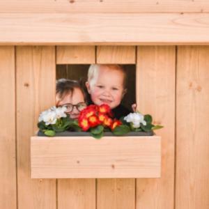 Spielhaus Dream ist mit einem Fenster und einem hübschen Blumenkasten ausgestattet