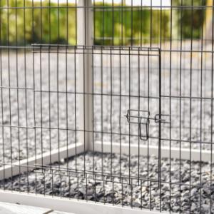 Unter dem Schlafhaus befindet sich eine kleine Gittertür