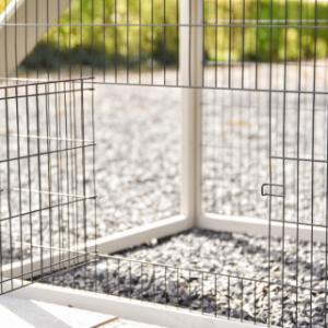 Unter dem Schlafhaus befindet sich eine kleine Gittertür