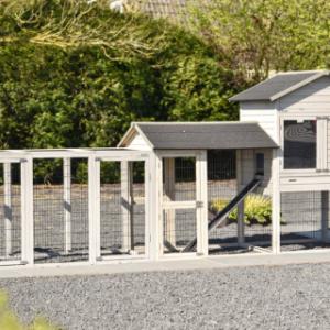 Der Hühnerstall Prestige Large ist erweitert mit 2 Ausläufe