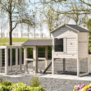 Die Anbauvoliere Functional kann auf verschiedene Weise mit dem Hühnerstall Prestige Large und der Anbauvoliere Space Large verbunden werden