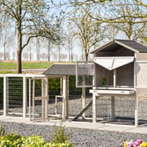 Der Hühnerstall Prestige Large hat viele Türen