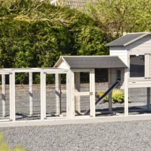 Prestige Large mit 2 Anbauvolieren und Legenest kann auf verschiedene Weise aufgestellt werden