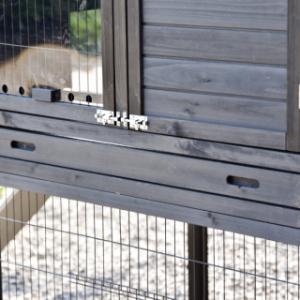 Der Kaninchenstall Prestige Large hat ein Schublade, um der Stall leicht zu können reinigen